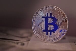 Спекулянты биткоинами достигли рекордных минимумов